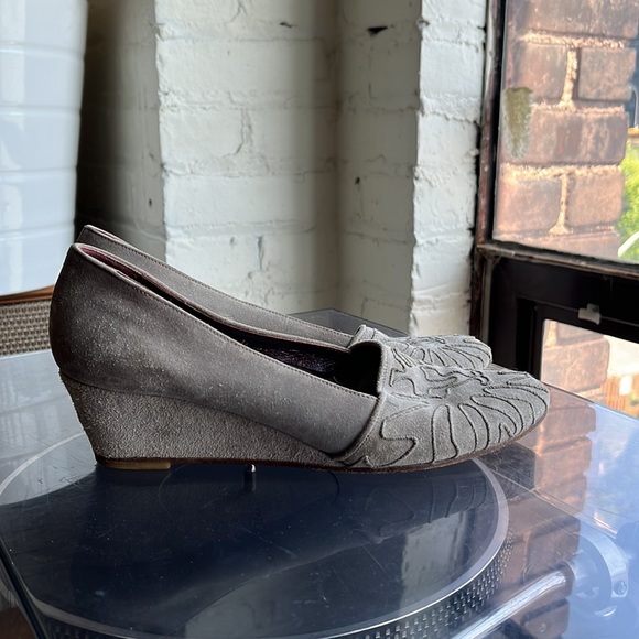 VINTAGE Anne Klein Taupe/Grey Suede Wedges - Picture 2 of 5